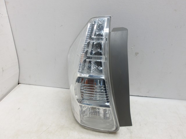 【中古】中古部品 プリウスα ZVW41W 左ﾃｰﾙﾗﾝﾌﾟ 【3310250100-000253027515600】