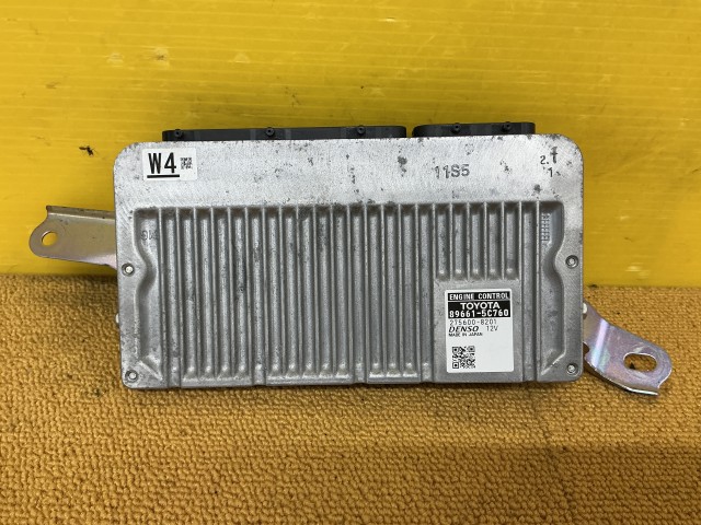 【中古】中古部品 アクア NHP10 ｴﾝｼﾞﾝｺﾝﾋﾟｭｰﾀｰ 【3330960100-000052523163100】