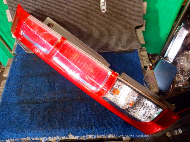 【中古】中古部品 ストリーム RN6 左ﾃｰﾙﾗﾝﾌﾟ 【3340140100-000025176715600】