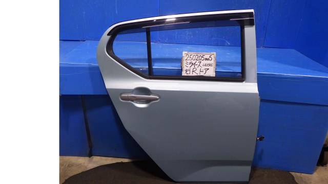 【中古】中古部品 ミライース LA350S 右ﾘｱﾄﾞｱ 【3330340100-250205000513300】