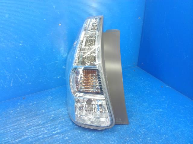 【中古】中古部品 プリウスα ZVW41W 左ﾃｰﾙﾗﾝﾌﾟ 【3310550000-250630000215600】
