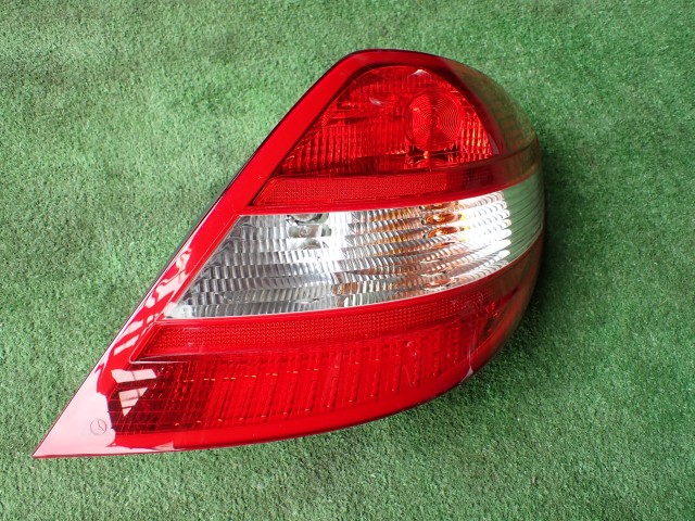 【中古】中古部品 ベンツ SLKクラス 171454 右ﾃｰﾙﾗﾝﾌﾟ 【3330450100-250716000215500】