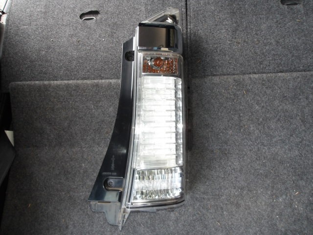 【中古】中古部品 Ｎ－ＢＯＸ JF1 右ﾃｰﾙﾗﾝﾌﾟ 【3310420000-000010602915500】 4,417円