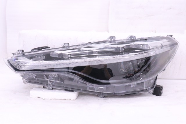 【中古】中古部品 カローラクロス ZSG10 左ﾍｯﾄﾞﾗﾝﾌﾟ 【3260520000-250724501910900】｜e-cleマート 49,104円