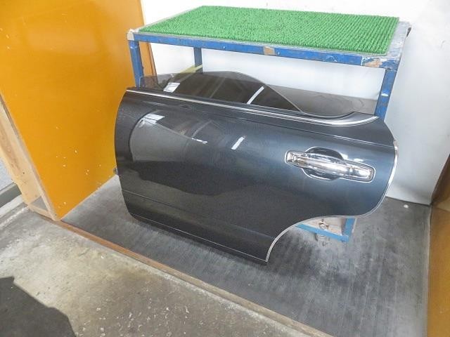 【中古】中古部品 グロリア PY33 左ﾘｱﾄﾞｱ 【3330380100-000033038513400】