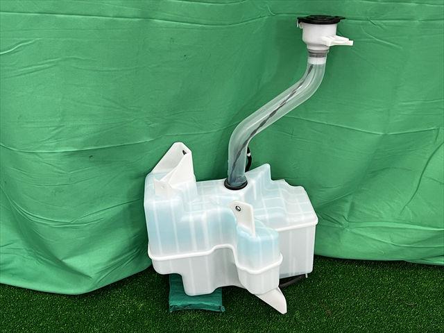 【中古】中古部品 プリウス ZVW55 ウォッシャータンク 【3330240100-002025576667300】