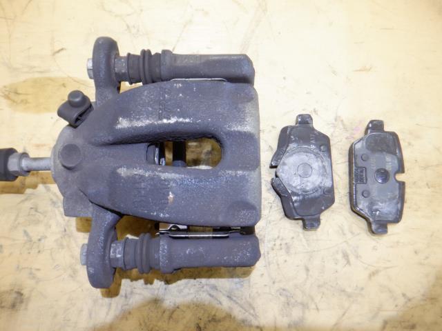 【中古】中古部品 BMW 1シリーズ UD20 左ﾘｱｷｬﾘﾊﾟｰ 【3310250100-001619598344460】