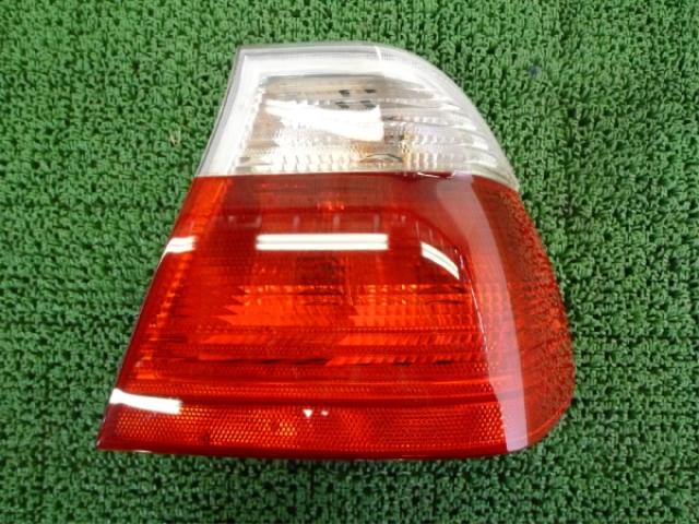 【中古】中古部品 BMW 3シリーズ AV22 右ﾃｰﾙﾗﾝﾌﾟ 【3310250100-000898683215500】