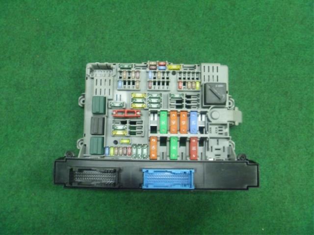 【中古】中古部品 BMW 3シリーズ VR20 ﾋｭｰｽﾞﾎﾞｯｸｽ 【3310250100-001182166067800】