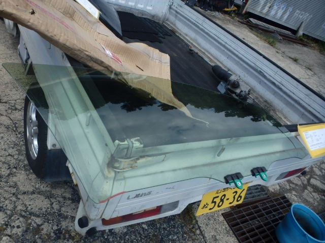 【中古】中古部品 ヤリス MXPH10 右ﾌﾛﾝﾄﾄﾞｱｶﾞﾗｽ 【3331010800-000090360013130】