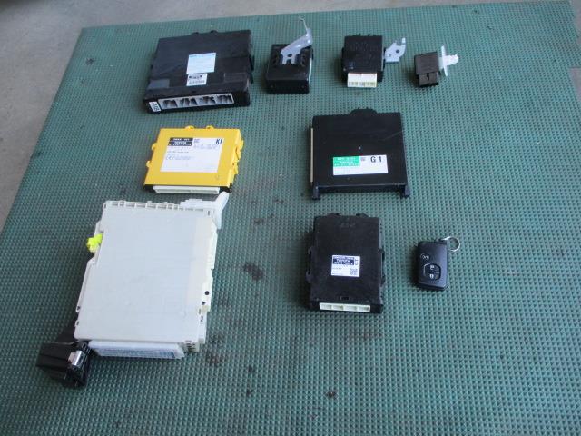 【中古】中古部品 プリウス ZVW35 ｴﾝｼﾞﾝｺﾝﾋﾟｭｰﾀｰ 【3310190100-000255007563100】