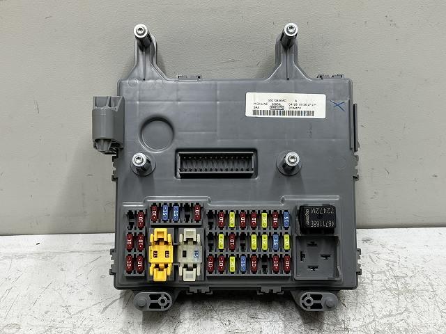 【中古】中古部品 ジープ チェロキー KJ37 ﾋｭｰｽﾞﾎﾞｯｸｽ 【3310070100-0000Y0765667800】