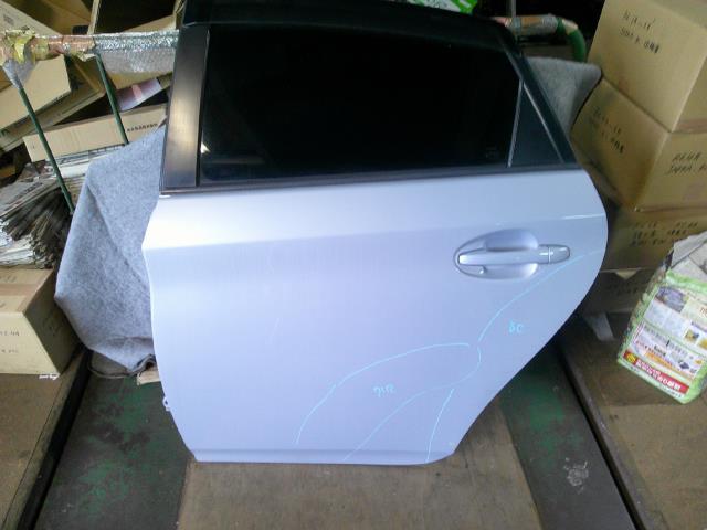 【中古】中古部品 プリウス ZVW30 左ﾘｱﾄﾞｱ 【3310410000-000253012213400】