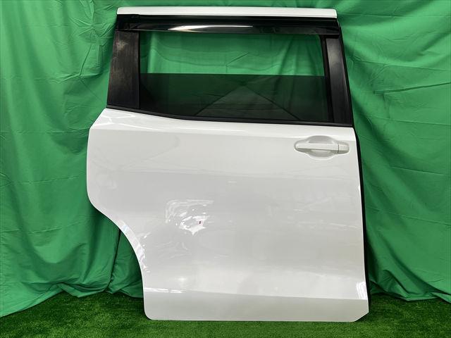 【中古】中古部品 ヴォクシー ZRR85G 右ﾘｱﾄﾞｱ 【3330240100-002025585613300】