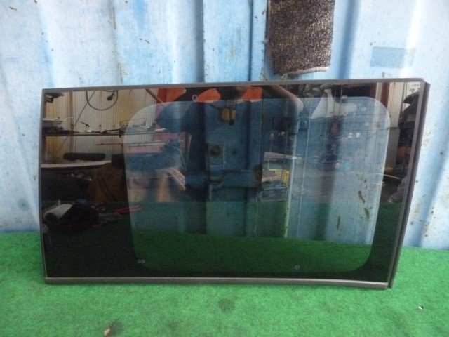 【中古】中古部品 ヴォクシー ZRR80W 右ｸｫｰﾀｰｶﾞﾗｽ 【3540020100-000007053317280】