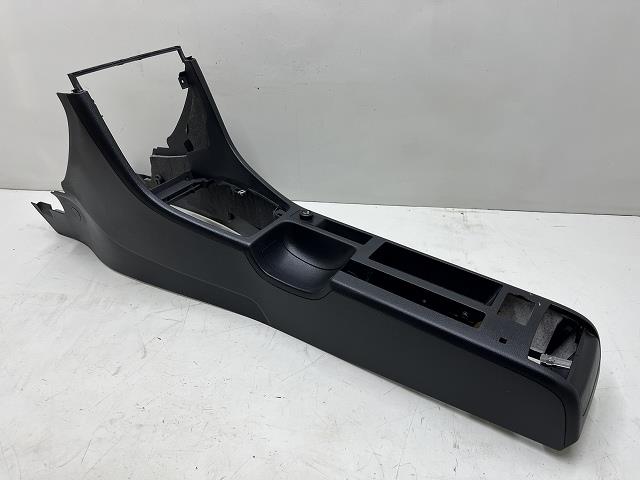 【中古】中古部品 アウディ A4 8EBFB ｺﾝｿｰﾙﾎﾞｯｸｽ 【3310070100-0000Y0769377100】