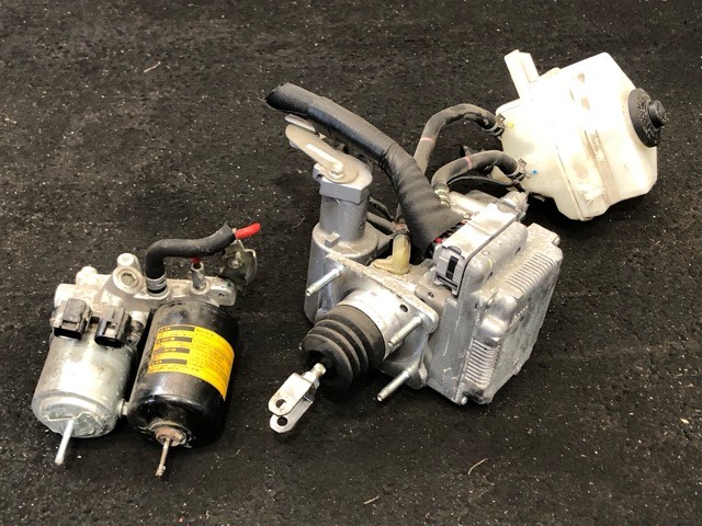 【中古】中古部品 プリウス ZVW30 ﾌﾞﾚｰｷﾏｽﾀｰ 【3330530100-000005421247160】｜e-cleマート