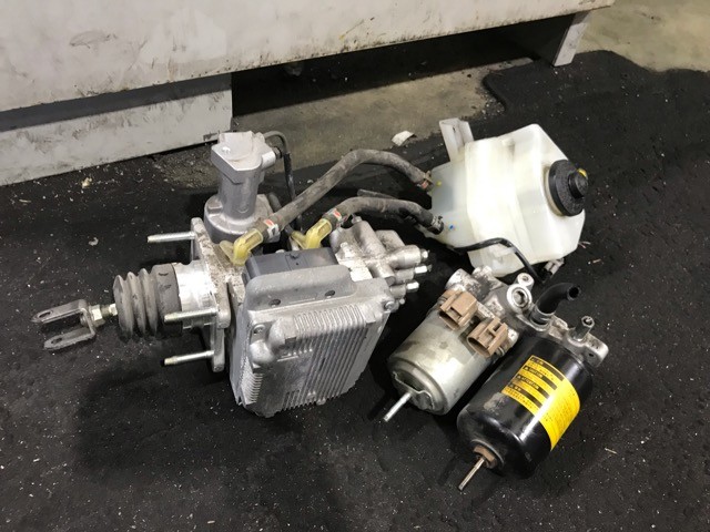 【中古】中古部品 プリウスα ZVW40W ABSｱｸﾁｭｴｰﾀｰ 【3330530100-000005418042500】｜e-cleマート 43,098円