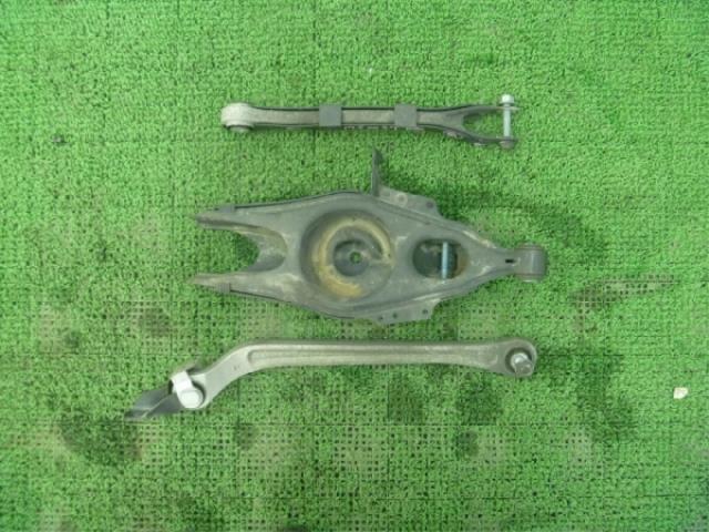 【中古】中古部品 ベンツ Eクラス 211065C 右ﾘｱﾛｱｱｰﾑ 【3310250100-001349685151820】