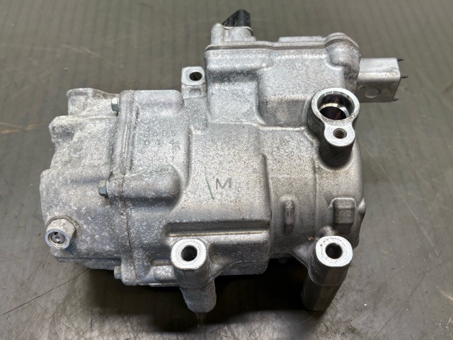 【中古】中古部品 シエンタ NHP170G A/Cｺﾝﾌﾟﾚｯｻｰ 【3330530100-000005424860700】