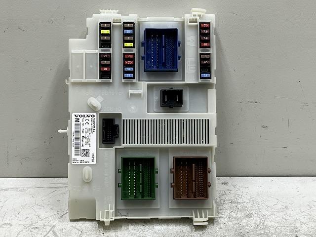 【中古】中古部品 ボルボ 60シリーズ FD4204T ﾋｭｰｽﾞﾎﾞｯｸｽ 【3310070100-0000Y0768067800】
