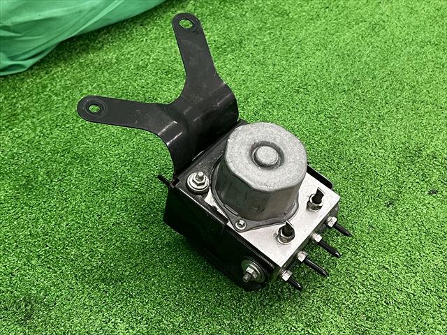 【中古】中古部品 ヴォクシー ZRR85W ABSｱｸﾁｭｴｰﾀｰ 【3330240100-002025590642500】