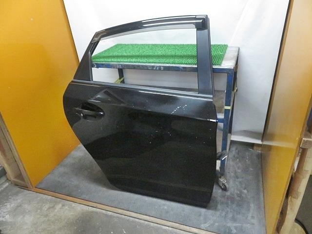 【中古】中古部品 プリウス ZVW30 右ﾘｱﾄﾞｱ 【3330380100-000031071813300】