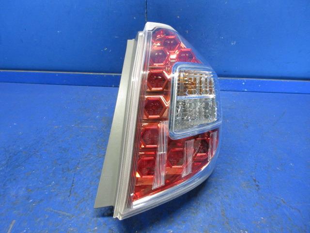 【中古】中古部品 フィットシャトル GP2 右ﾃｰﾙﾗﾝﾌﾟ 【3310270100-000014930215500】