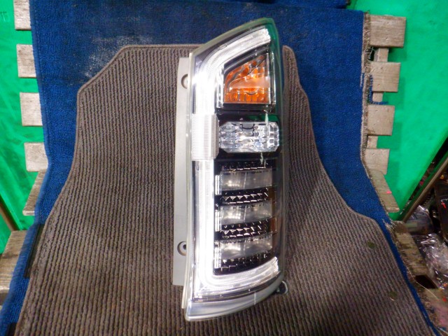 【中古】中古部品 ステップワゴン RK5 右ﾃｰﾙﾗﾝﾌﾟ 【3340140100-000025206615500】