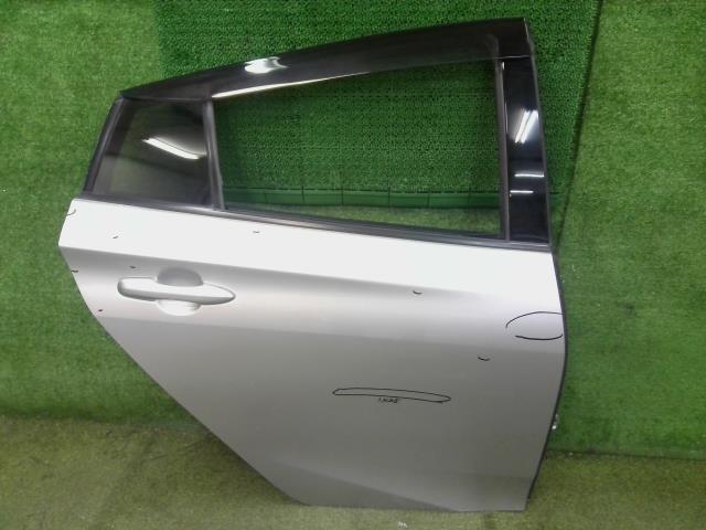 【中古】中古部品 プリウス ZVW50 右ﾘｱﾄﾞｱ 【3310540000-000025258113300】