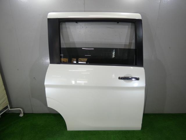 【中古】中古部品 セレナ GC27 右ﾘｱﾄﾞｱ 【3260250000-000025123513300】