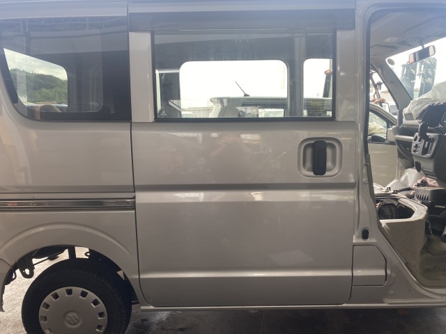 【中古】中古部品 エブリィ DA17V 右ﾘｱﾄﾞｱ 【3330660100-000024332413300】