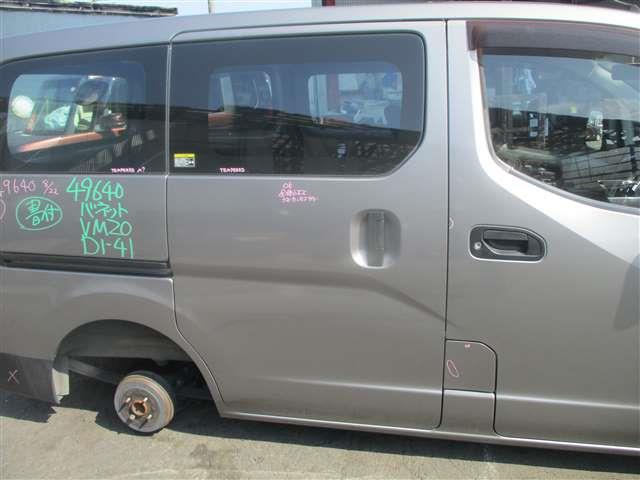 【中古】中古部品 NV200バネット VM20 右ﾘｱﾄﾞｱ 【3500080000-250822000113300】