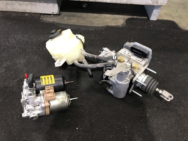 【中古】中古部品 プリウスα ZVW41W ﾌﾞﾚｰｷﾏｽﾀｰ 【3330530100-000005422147160】｜e-cleマート