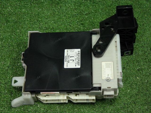 【中古】中古部品 プリウス ZVW30 ﾋｭｰｽﾞﾎﾞｯｸｽ 【3330200100-242883000067800】