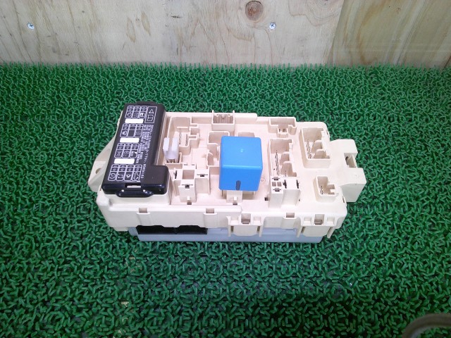 【中古】中古部品 ミニキャブ U62V ﾋｭｰｽﾞﾎﾞｯｸｽ 【3330660100-000024301867800】