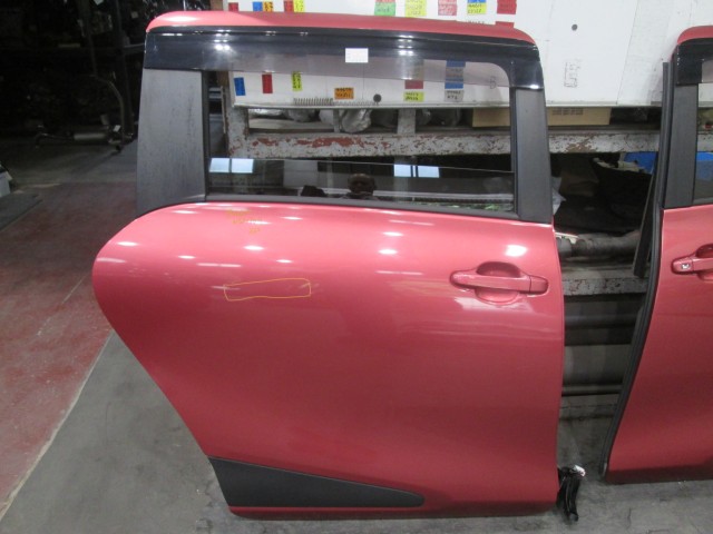 【中古】中古部品 シエンタ NSP170G 右ﾘｱﾄﾞｱ 【3310160100-000004465413300】