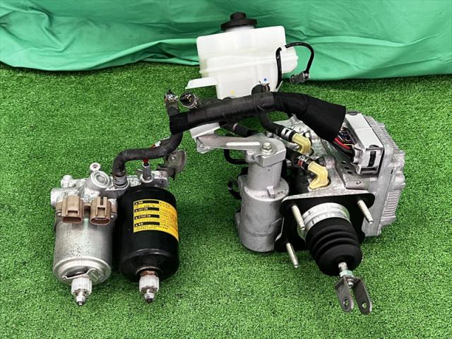 【中古】中古部品 プリウスα ZVW41W ABSｱｸﾁｭｴｰﾀｰ 【3330240100-002025597442500】