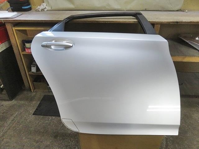 【中古】中古部品 プリウス ZVW30 右ﾘｱﾄﾞｱ 【3330380100-000032009913300】