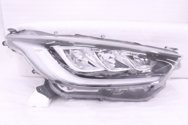 【中古】中古部品 ヤリス MXPA10 右ﾍｯﾄﾞﾗﾝﾌﾟ 【3260520000-250909500410800】