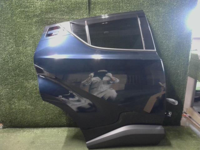 【中古】中古部品 Ｃ－ＨＲ ZYX10 右ﾘｱﾄﾞｱ 【3260460000-250910000113300】