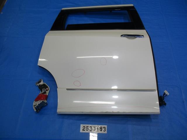 【中古】中古部品 エルグランド TE52 右ﾘｱﾄﾞｱ 【3310040100-000253018313300】