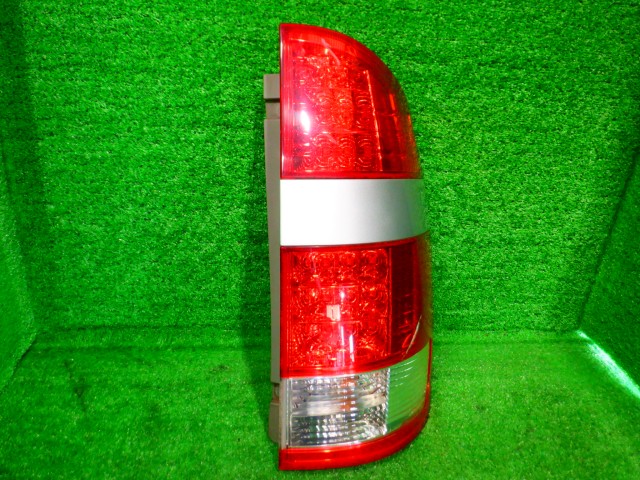 【中古】中古部品 ノア AZR60G 右ﾃｰﾙﾗﾝﾌﾟ 【3340140100-000025232615500】