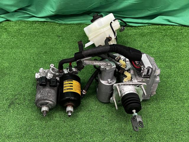 【中古】中古部品 プリウス ZVW30 ABSｱｸﾁｭｴｰﾀｰ 【3330240100-002025601142500】