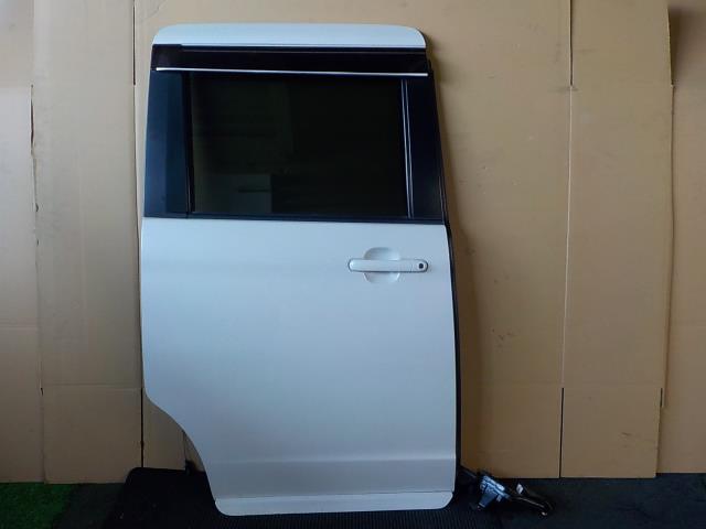 【中古】中古部品 デリカＤ2 MB15S 右ﾘｱﾄﾞｱ 【3260200000-250917000313300】