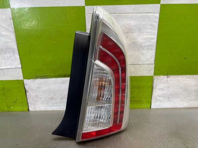 【中古】中古部品 プリウス ZVW30 右ﾃｰﾙﾗﾝﾌﾟ 【3330530100-000005443315500】