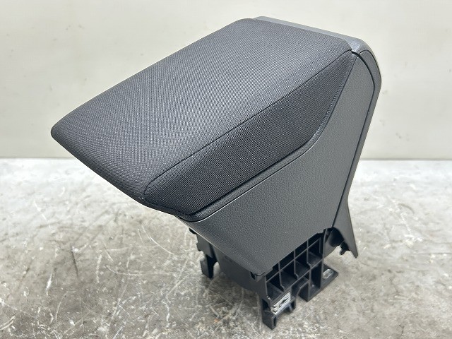 【中古】中古部品 VW ポロ AWDKL ｱｰﾑﾚｽﾄ 【3310070100-000090774070460】