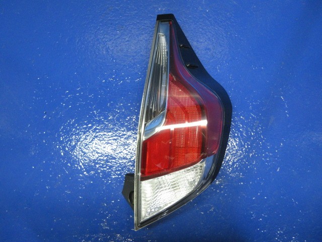 【中古】中古部品 アクア NHP10 右ﾃｰﾙﾗﾝﾌﾟ 【3310270100-000015023815500】 13,530円