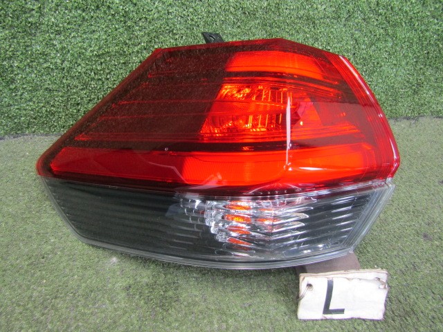 【中古】中古部品 エクストレイル HNT32 左ﾃｰﾙﾗﾝﾌﾟ 【3330200100-242920000015600】