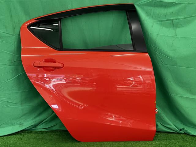 【中古】中古部品 アクア NHP10 右ﾘｱﾄﾞｱ 【3330240100-002025607813300】